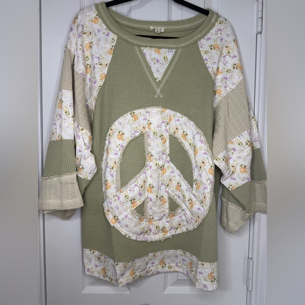 POL Oversized Peace Sign Top in Sage NWOT - Picture 4 of 4